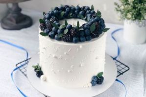 Белый торт с голубикой