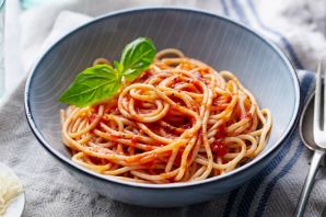 Спагетти с томатной пастой и луком