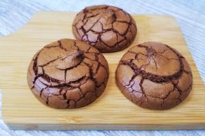 Шоколадное печенье с трещинами