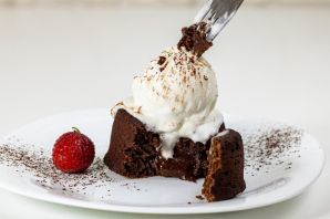 Шоколадный десерт с мороженым фондан