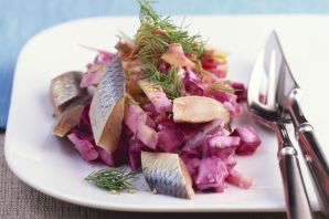 Финский салат с сельдью и свеклой