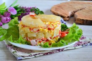 Крабовый салат с ананасом и сыром