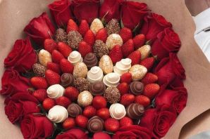Букет шоколадные розы и клубника