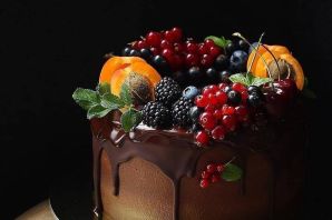Торт шоколадный с фруктами и ягодами