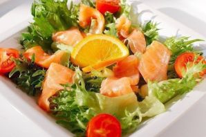 Овощной салат с красной рыбой