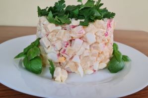 Ананасовый салат с крабовыми палочками
