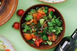 Салат с зеленью микс и овощами