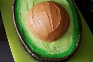 Торт в виде авокадо
