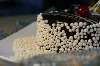 Белый торт с шарами
