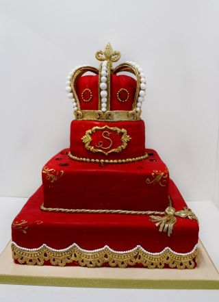 Красный торт с короной