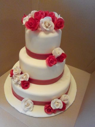 Двухъярусный торт с розами