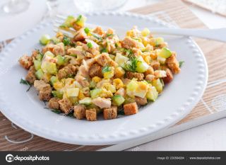 Салат с курицей и кукурузой с сухариками