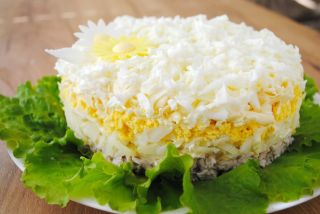 Слоеный салат с кукурузой