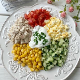 Салат с грудкой и кукурузой