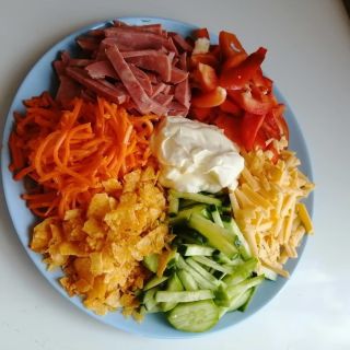 Салат с корейской морковью и колбасой