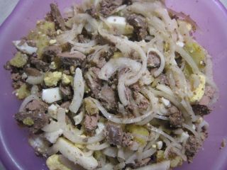 Салат с мясом и маринованным луком