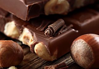 Шоколадная плитка с орехами