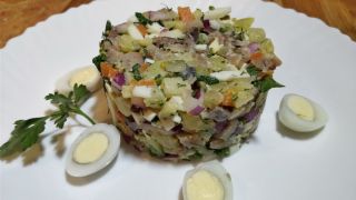 Вкусный салат с селедкой