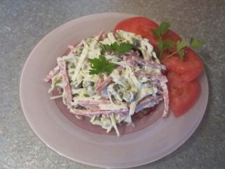 Легкий салат с колбасой