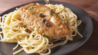 Курица со спагетти на сковороде