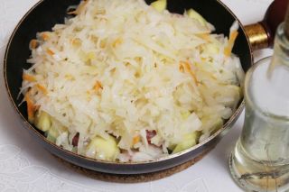 Салат из квашеной капусты с картофелем
