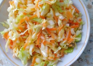 Салат из свежей капусты с морковкой