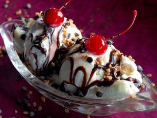Мороженое вишня в шоколаде