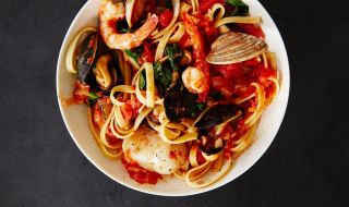 Спагетти с креветками и шпинатом