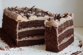 Торт шоколадный с белым кремом
