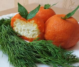 Салат в виде морковки с курицей