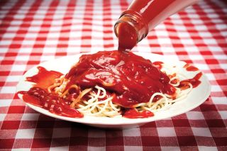 Спагетти на сковороде с кетчупом