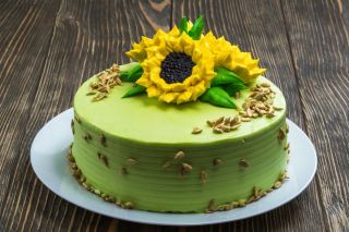 Торт зеленый с ромашками