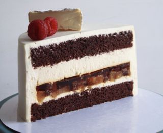 Шоколадный торт с белой начинкой