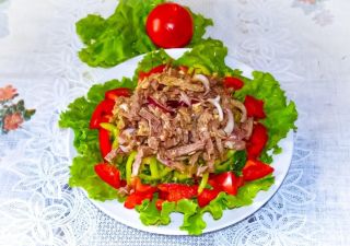 Татарский салат с говядиной и помидорами