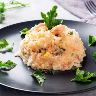 Салат из отварной рыбы с рисом