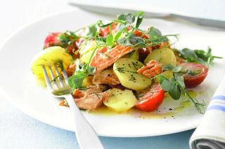 Салат с вареной рыбой и картофелем