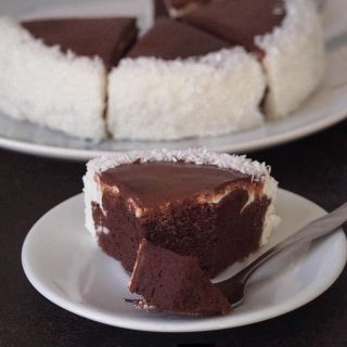 Шоколадный торт с кокосовой начинкой
