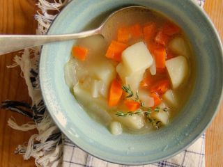 Суп из картошки лука и моркови