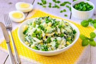 Салат с зеленым луком и огурцом