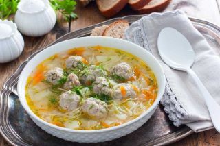 Легкий суп с фрикадельками и вермишелью