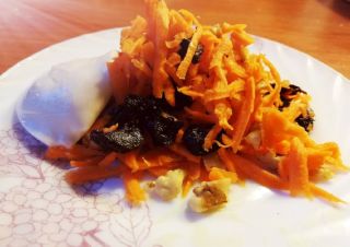Салат с морковью и черносливом