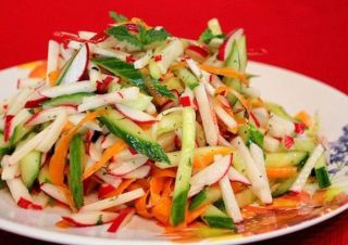 Салат из огурца морковки и капусты