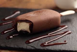 Мороженое покрытое шоколадной глазурью