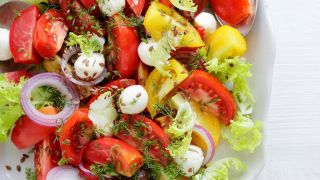 Салат с пармезаном и помидорами