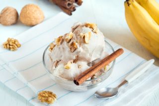 Мороженое белое с орехами