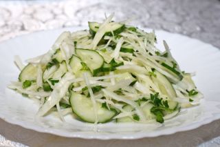 Салат с пикантной капустой и огурцом