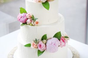 Двухъярусный свадебный торт с живыми цветами