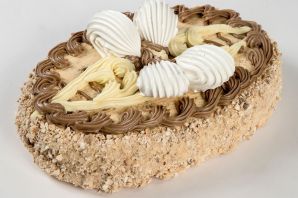 Песочный торт с безе и орехами