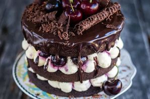 Шоколадный торт с вишней и кремом чиз