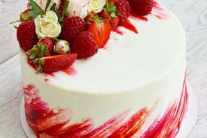 Бисквитный торт с кремом чиз и ягодами